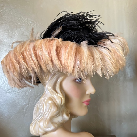 OPULENT 1940s' BLACK STRAW OPEN CROWNHAT + SALMON & BLACK COLOR FEATHERS